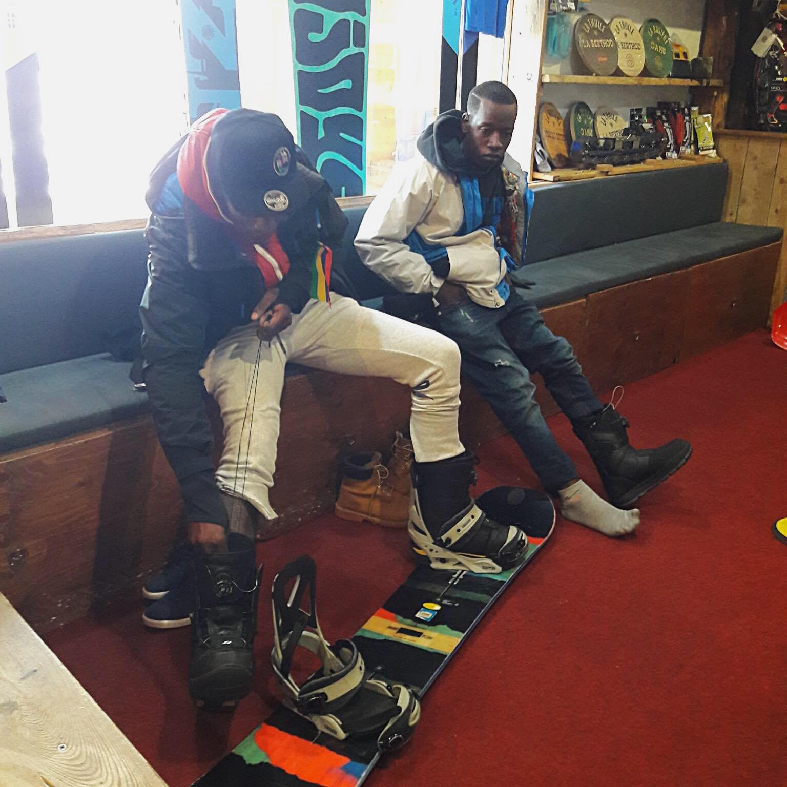 Séance d’essai des chaussures de Snowboard